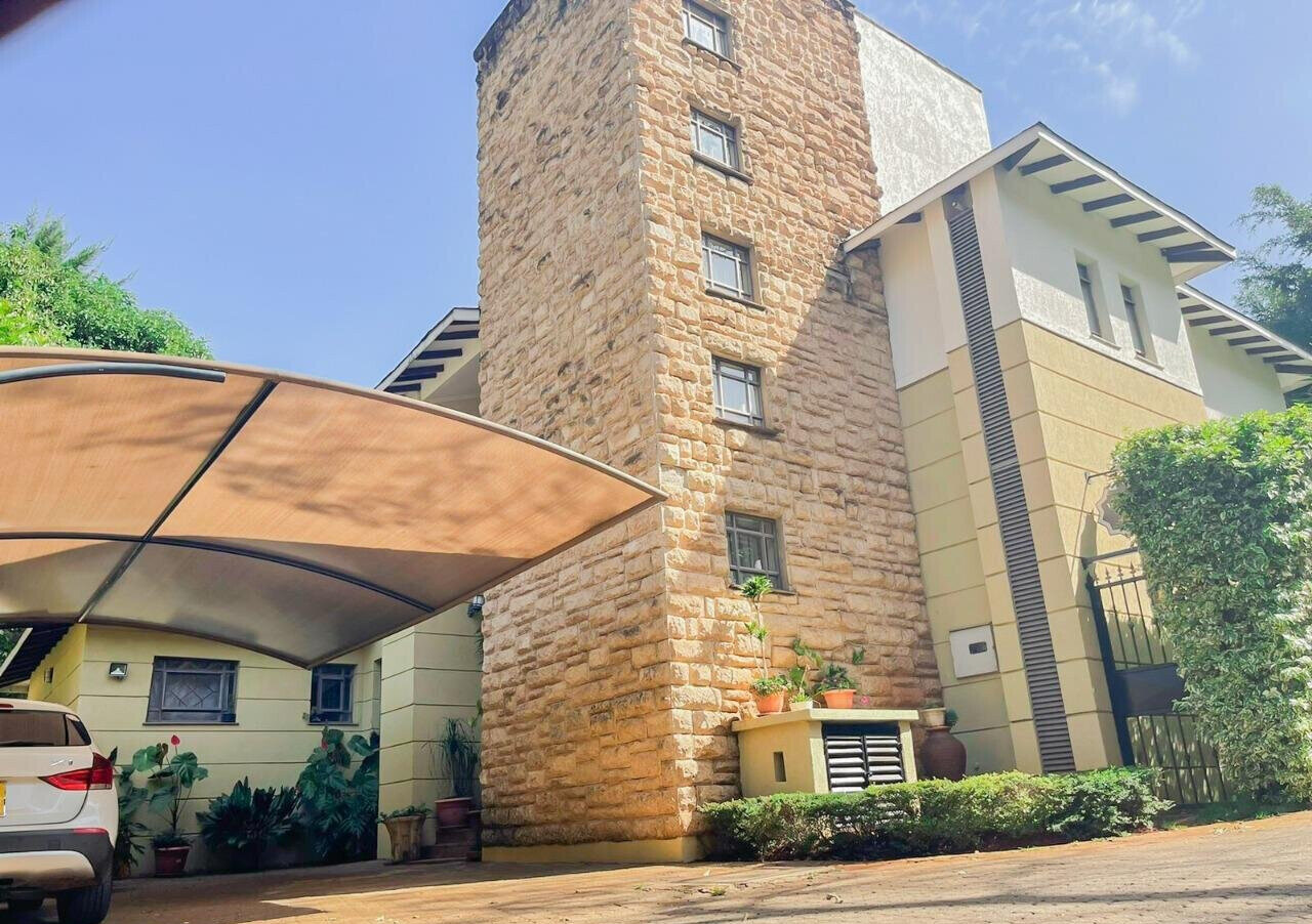 4-Ensuite Townhouse with Rooftop Terrace & Fireplace - Lavington
