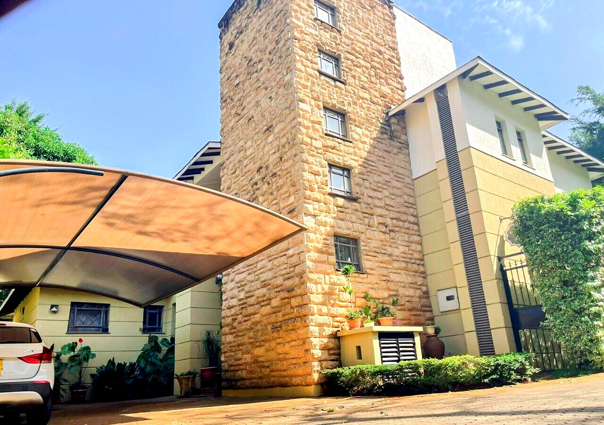 4-Ensuite Townhouse with Rooftop Terrace & Fireplace - Lavington