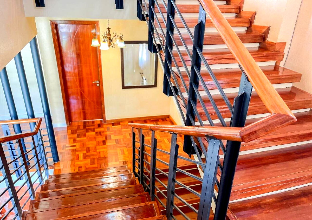 4-Ensuite Townhouse with Rooftop Terrace & Fireplace - Lavington