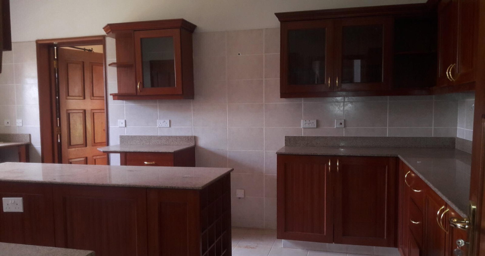 5BR All-Ensuite Townhouse with Big Garden & Fireplace - Runda