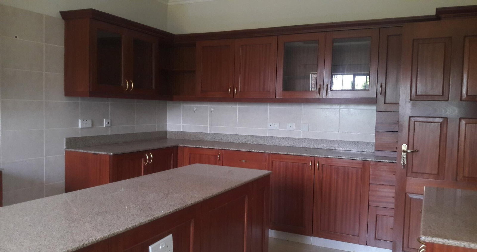 5BR All-Ensuite Townhouse with Big Garden & Fireplace - Runda