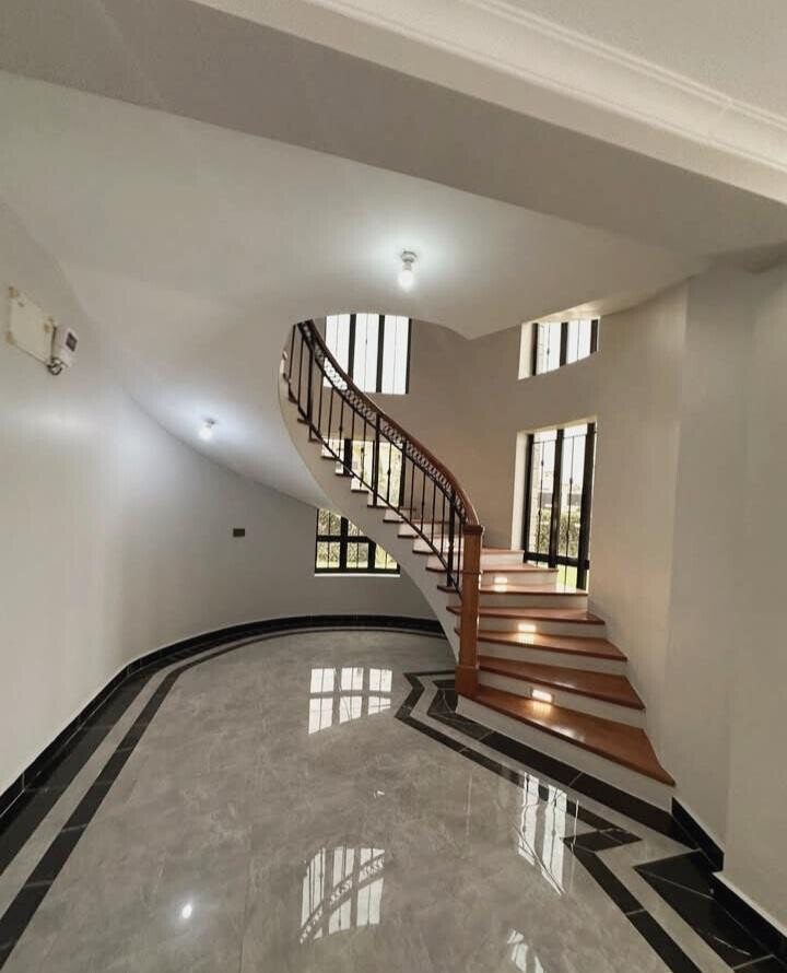 6BR Standalone Townhouse with Private Garden & DSQ - Runda