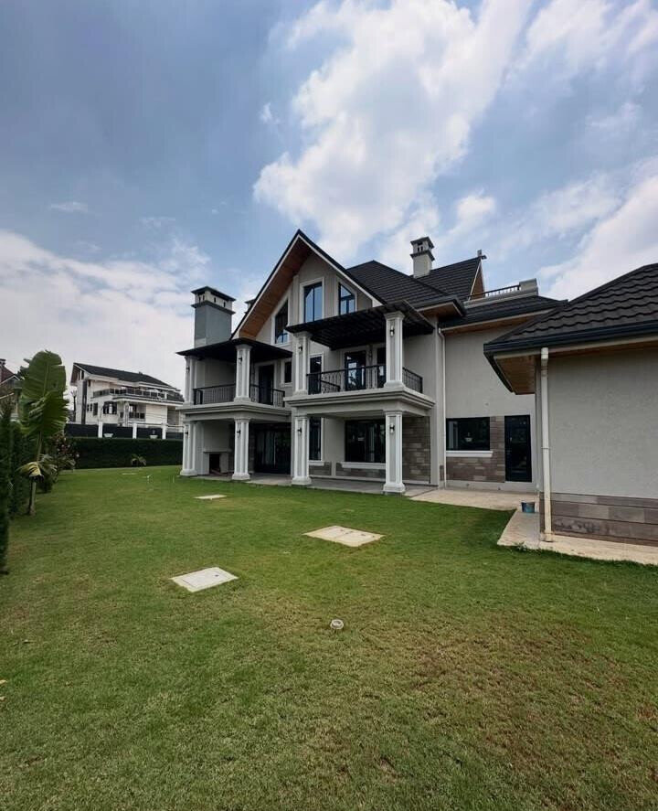 6BR Standalone Townhouse with Private Garden & DSQ - Runda