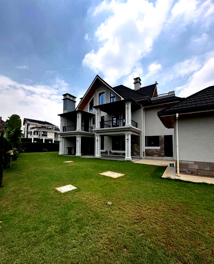 6BR Standalone Townhouse with Private Garden & DSQ - Runda
