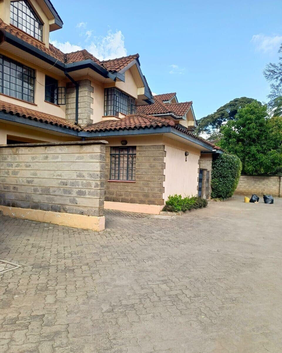 4-Bed Townhouse with Attic Gym & Jacuzzi - Lavington