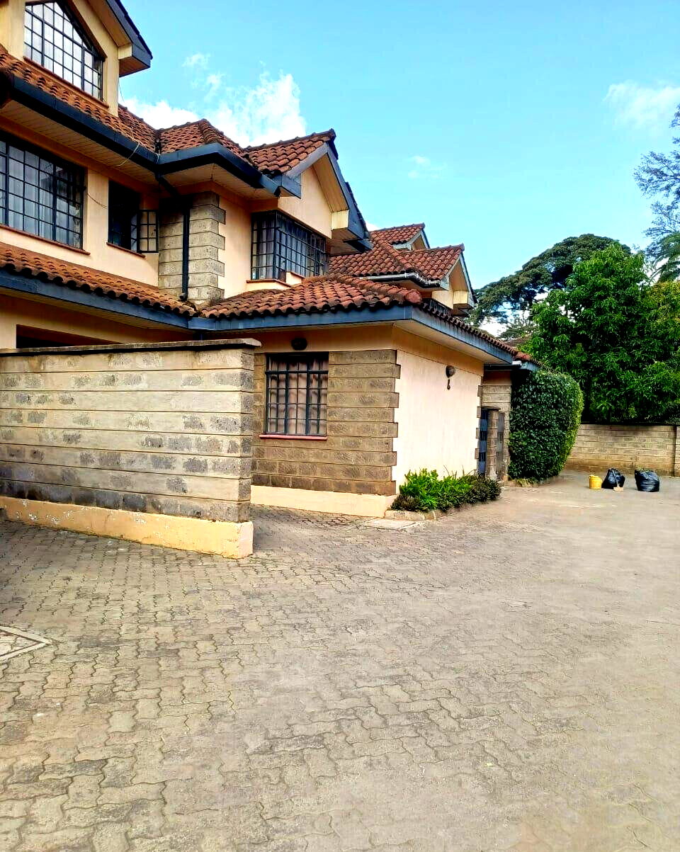 4-Bed Townhouse with Attic Gym & Jacuzzi - Lavington