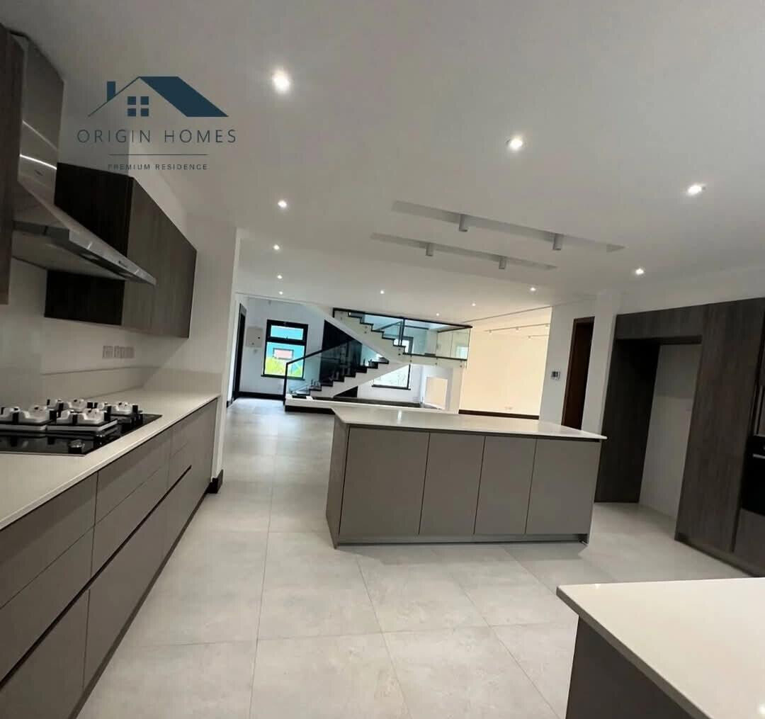 5 En-Suite Townhome with Lift & Solar - Kitisuru