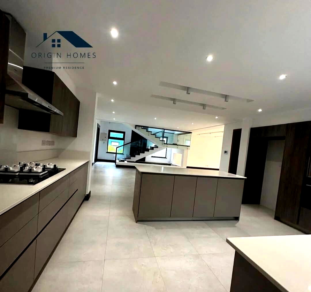 5 En-Suite Townhome with Lift & Solar - Kitisuru
