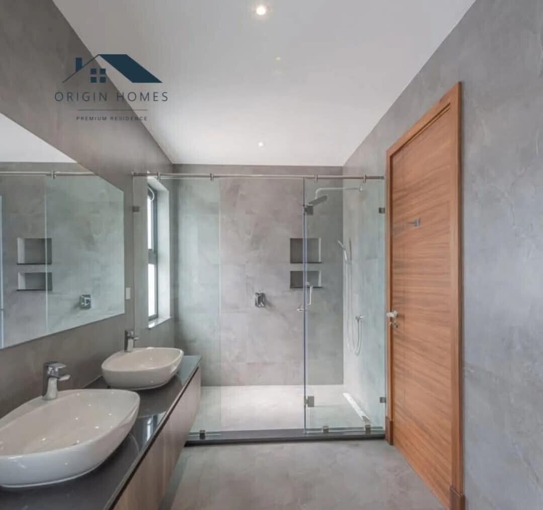 5 En-Suite Townhome with Lift & Solar - Kitisuru