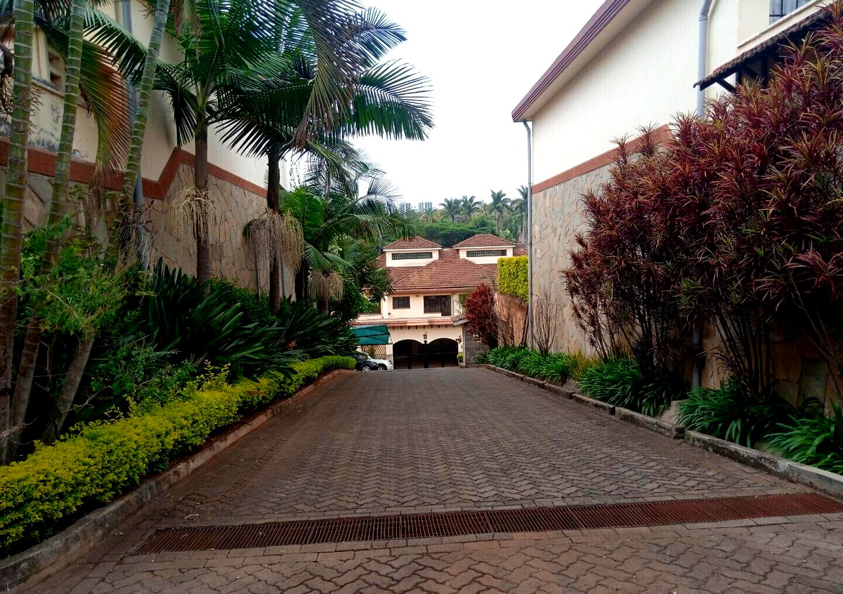 4-Ensuite Townhouse with Fireplace & Pool - Kyuna Estate