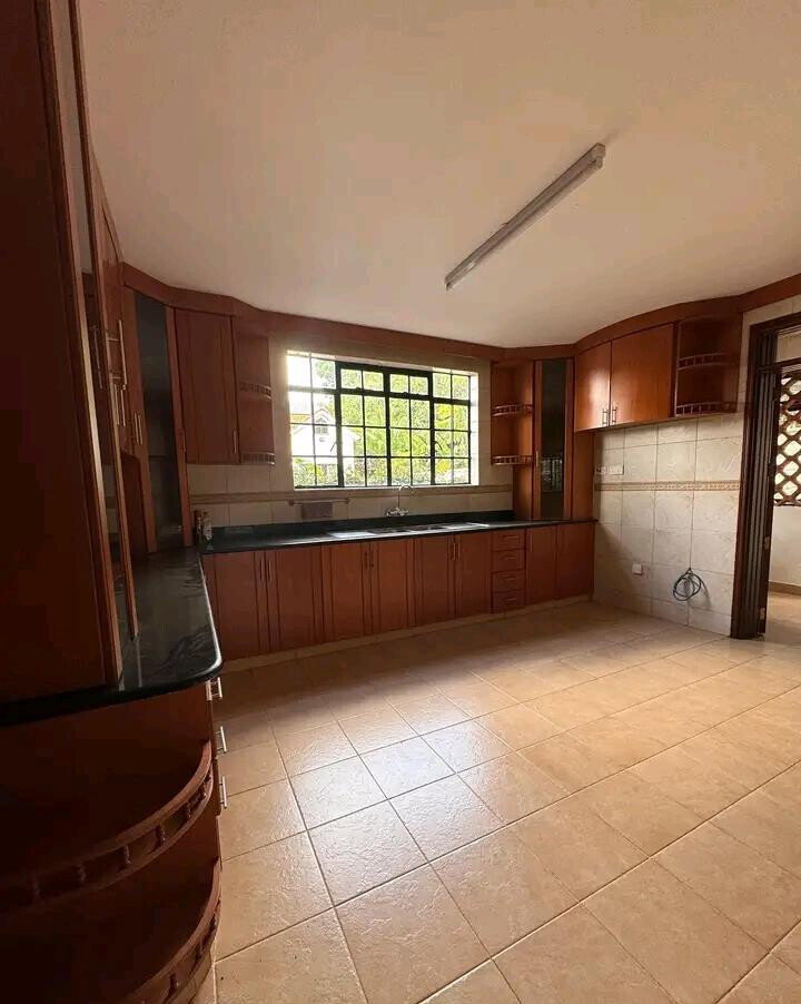 5-Ensuite Townhouse with Fireplace & Attic - Lavington