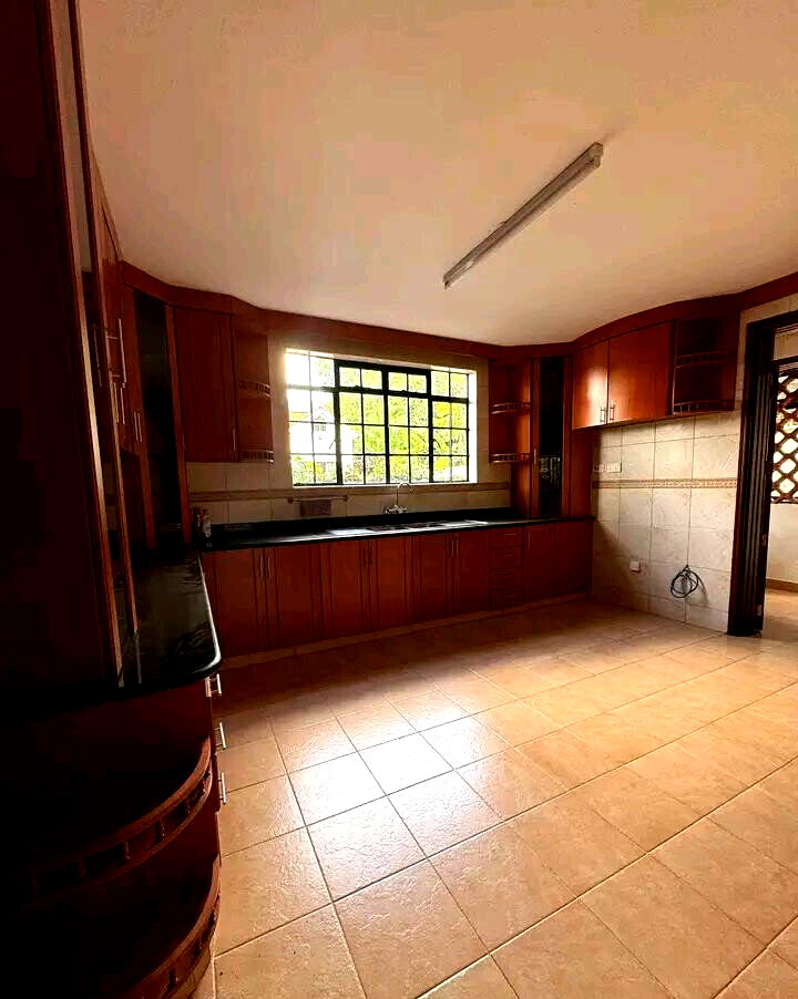 5-Ensuite Townhouse with Fireplace & Attic - Lavington