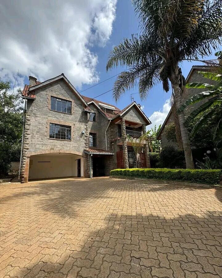 5-Ensuite Townhouse with Fireplace & Attic - Lavington