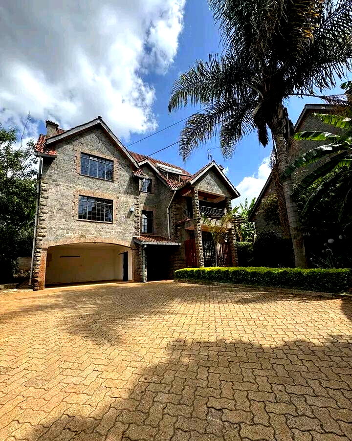 5-Ensuite Townhouse with Fireplace & Attic - Lavington