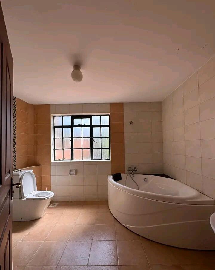 5-Ensuite Townhouse with Fireplace & Attic - Lavington
