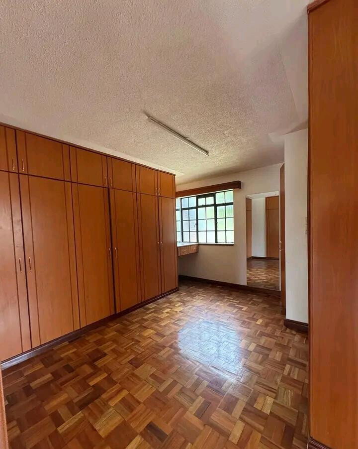 5-Ensuite Townhouse with Fireplace & Attic - Lavington