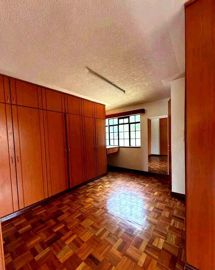 5-Ensuite Townhouse with Fireplace & Attic - Lavington