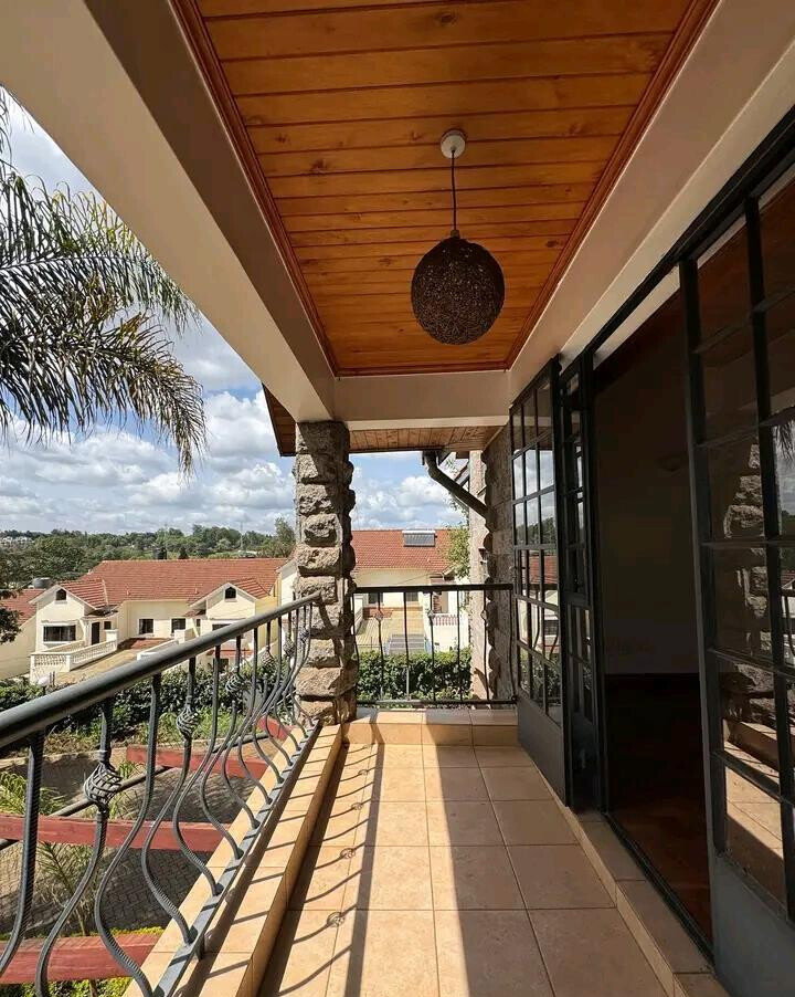 5-Ensuite Townhouse with Fireplace & Attic - Lavington