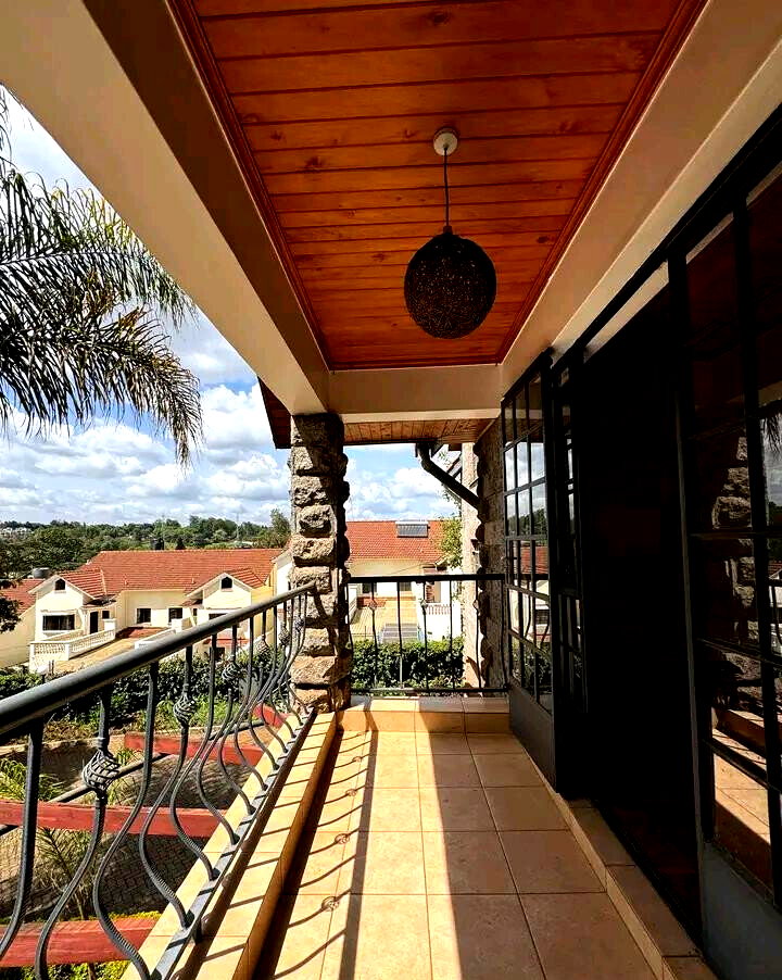5-Ensuite Townhouse with Fireplace & Attic - Lavington