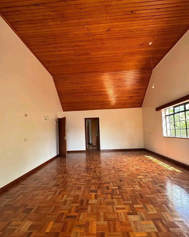 5-Ensuite Townhouse with Fireplace & Attic - Lavington