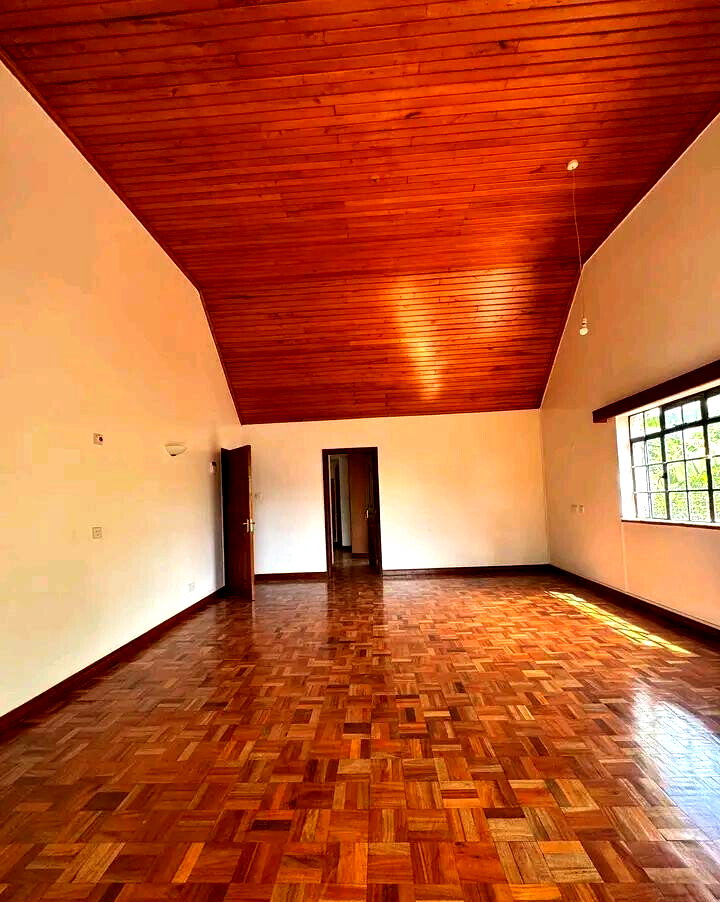 5-Ensuite Townhouse with Fireplace & Attic - Lavington