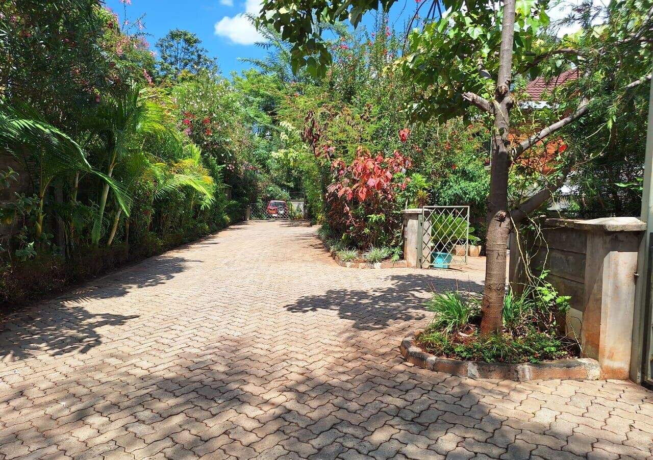 5-Ensuite Townhouse with Private Garden & Pool Access - Spring Valley