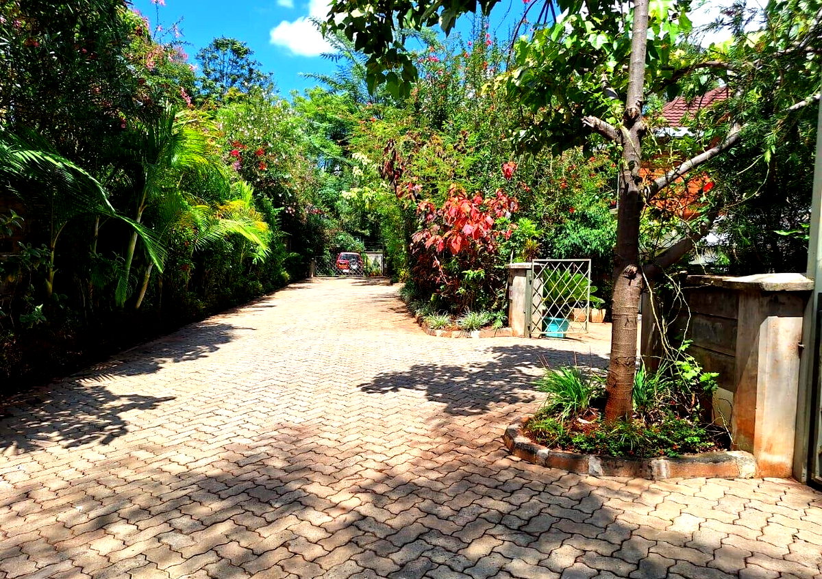 5-Ensuite Townhouse with Private Garden & Pool Access - Spring Valley