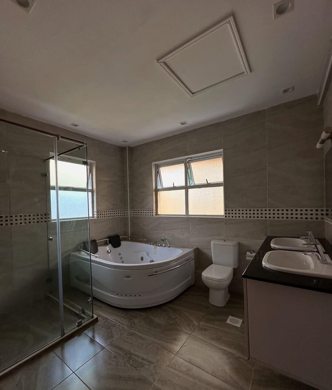 5-Ensuite Townhouse with Gym, Jacuzzi & DSQ - Lavington