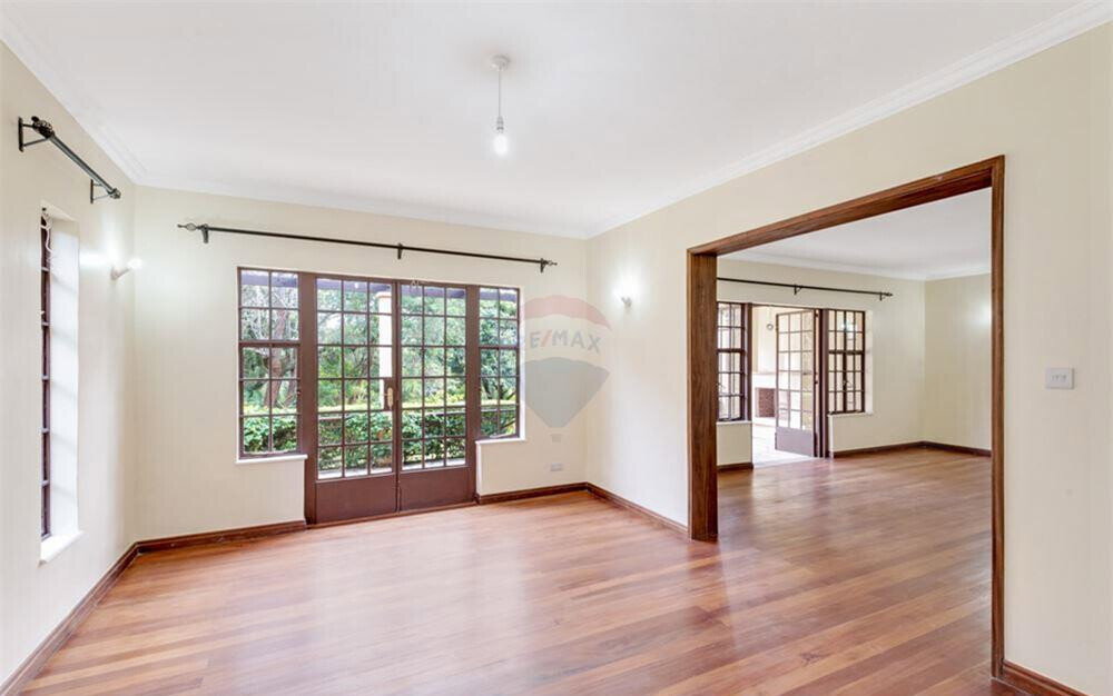 5-Ensuite Townhouse with Jacaranda Driveway & DSQ – Hardy, Karen