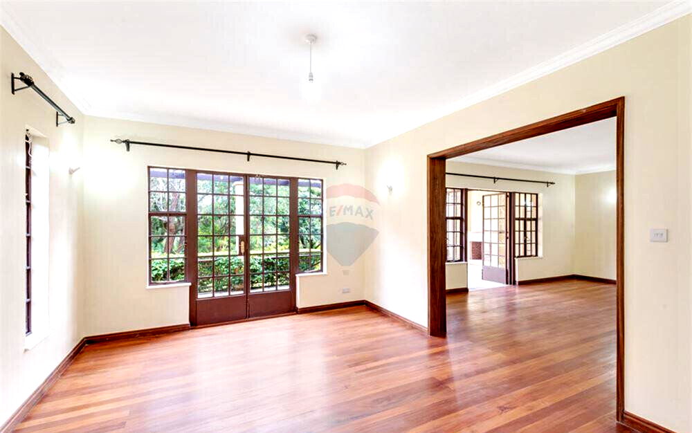 5-Ensuite Townhouse with Jacaranda Driveway & DSQ – Hardy, Karen