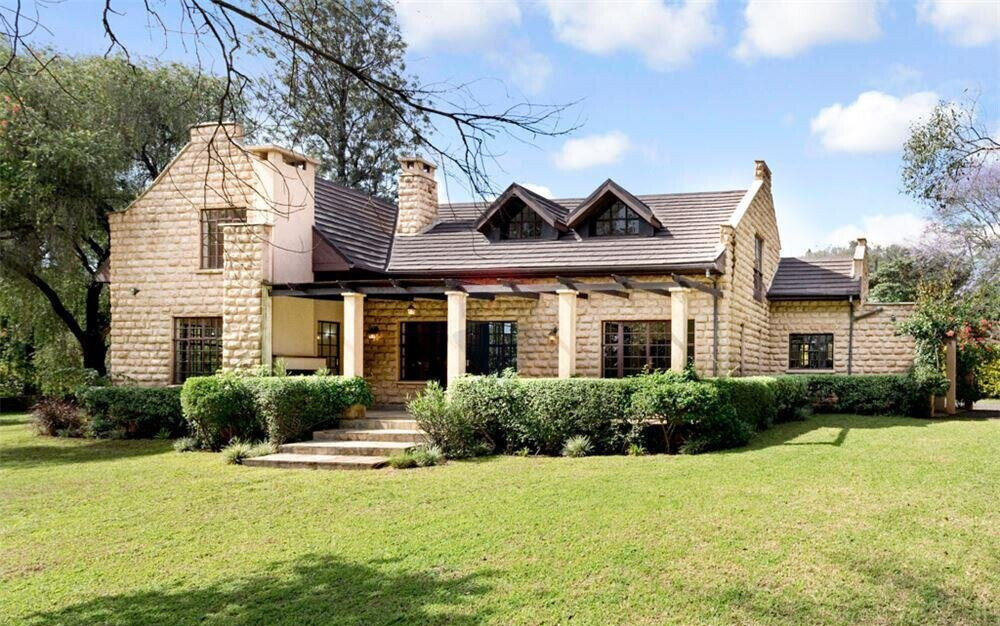 5-Ensuite Townhouse with Jacaranda Driveway & DSQ – Hardy, Karen
