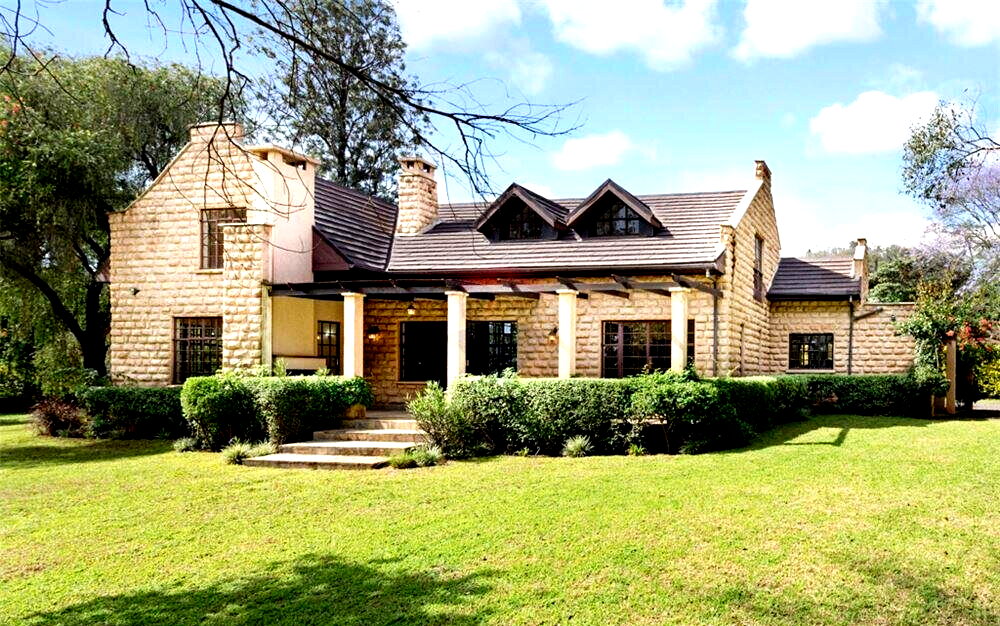 5-Ensuite Townhouse with Jacaranda Driveway & DSQ – Hardy, Karen