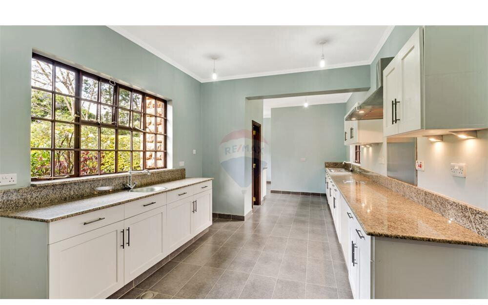 5-Ensuite Townhouse with Jacaranda Driveway & DSQ – Hardy, Karen