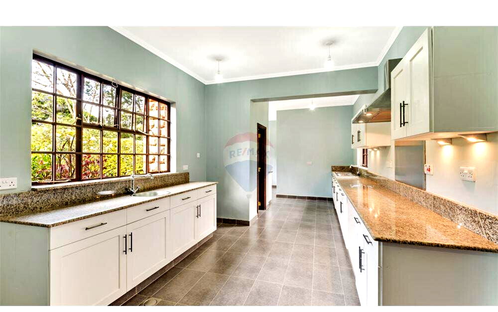 5-Ensuite Townhouse with Jacaranda Driveway & DSQ – Hardy, Karen
