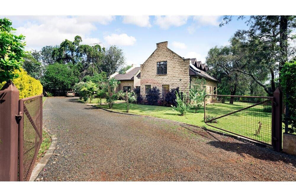 5-Ensuite Townhouse with Jacaranda Driveway & DSQ – Hardy, Karen
