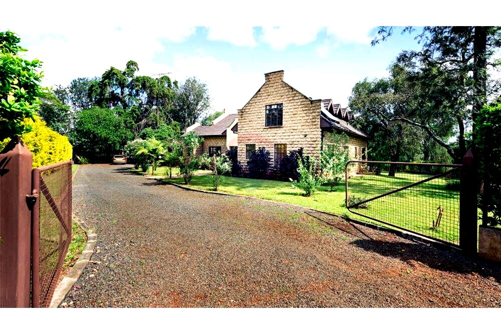 5-Ensuite Townhouse with Jacaranda Driveway & DSQ – Hardy, Karen