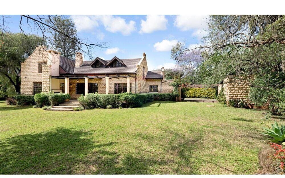 5-Ensuite Townhouse with Jacaranda Driveway & DSQ – Hardy, Karen