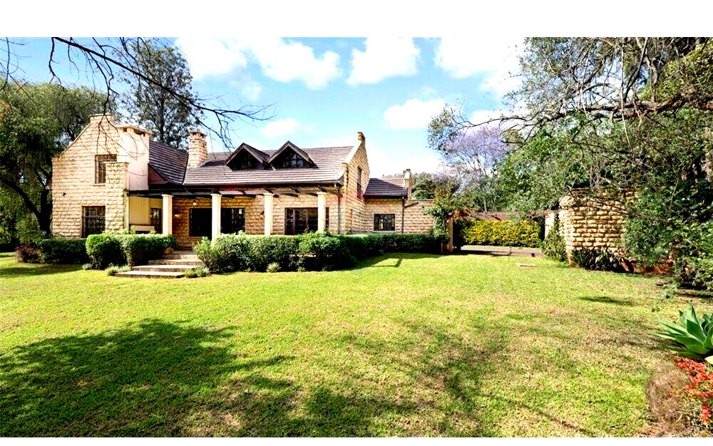 5-Ensuite Townhouse with Jacaranda Driveway & DSQ – Hardy, Karen