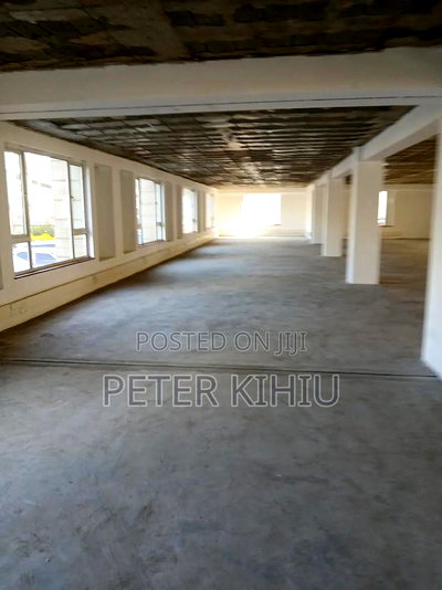 Office/Showroom to Let 6000sqft on North Airport Road - Image 1