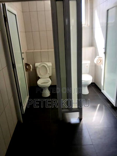 Office/Showroom to Let 6000sqft on North Airport Road - Image 16