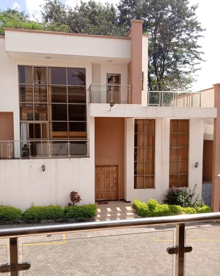 Spacious 5-Bed Townhouse with Servant Quarter & Garden - Lavington