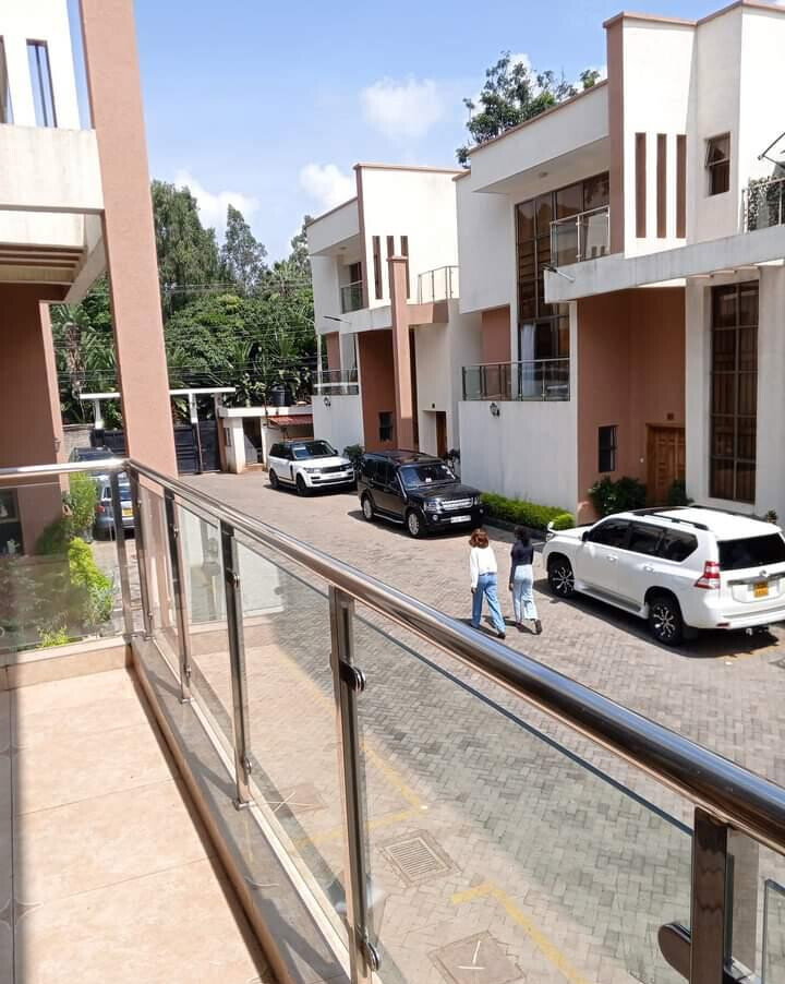 Spacious 5-Bed Townhouse with Servant Quarter & Garden - Lavington