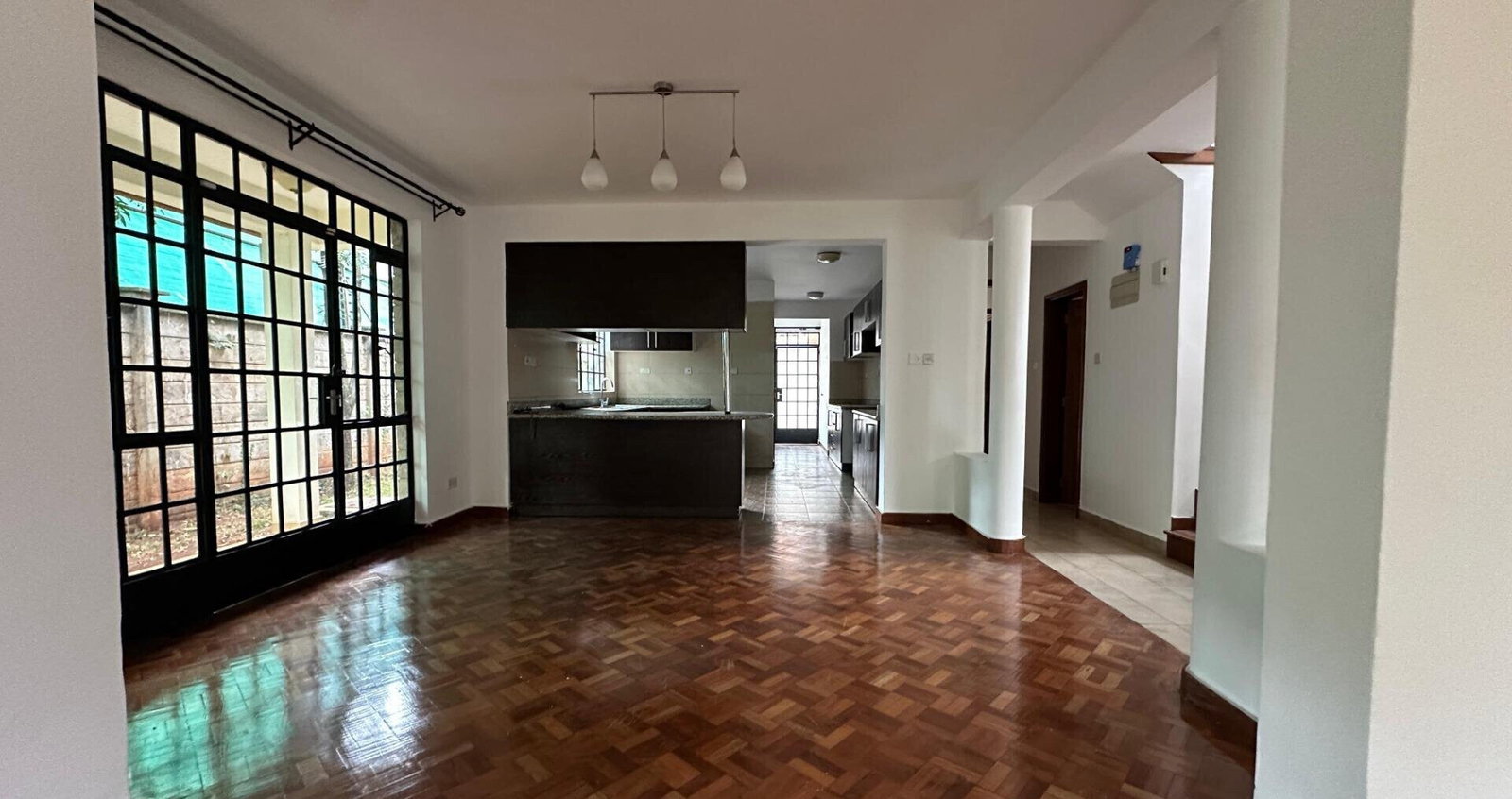 4BR Villa with Private Garden & DSQ - Lavington