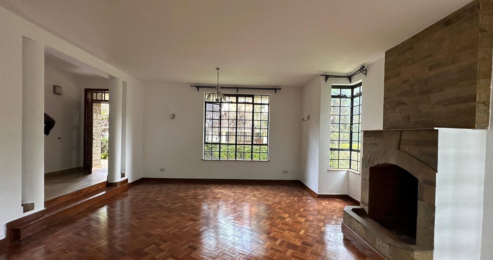 4BR Villa with Private Garden & DSQ - Lavington