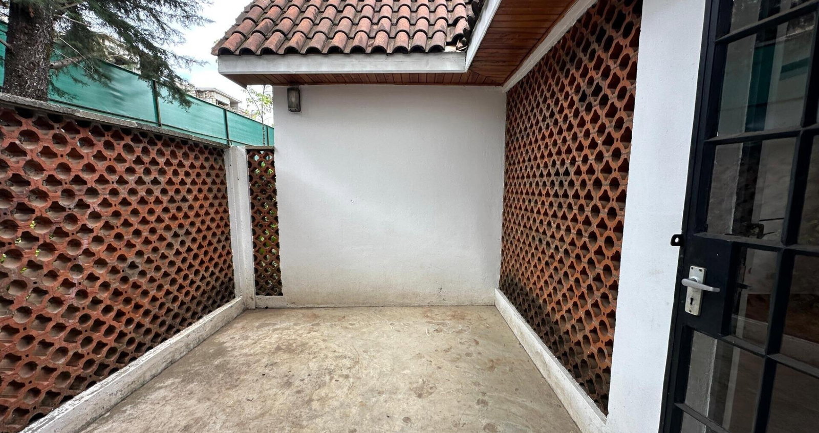 4BR Villa with Private Garden & DSQ - Lavington