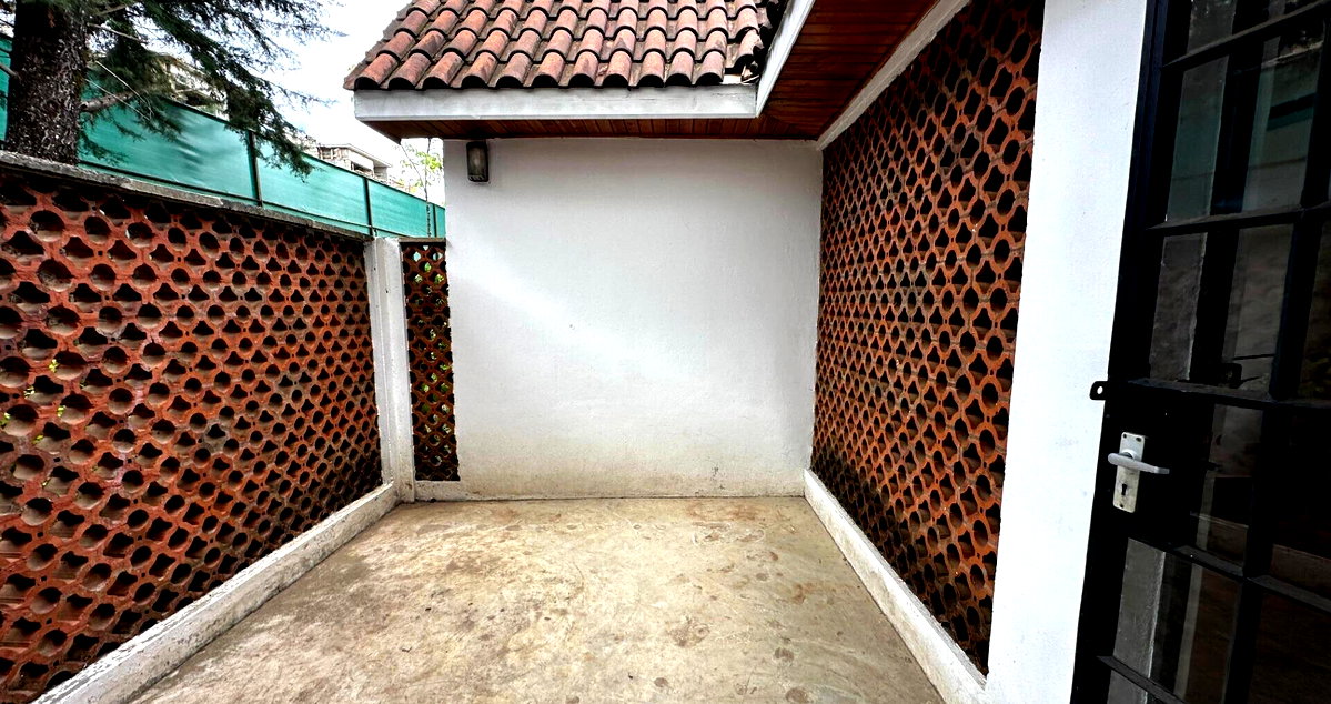 4BR Villa with Private Garden & DSQ - Lavington