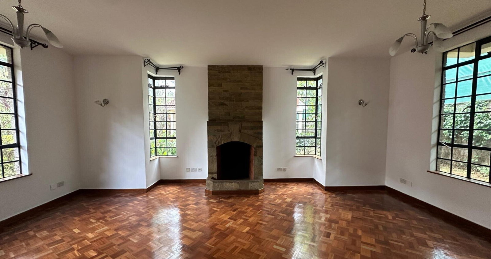 4BR Villa with Private Garden & DSQ - Lavington