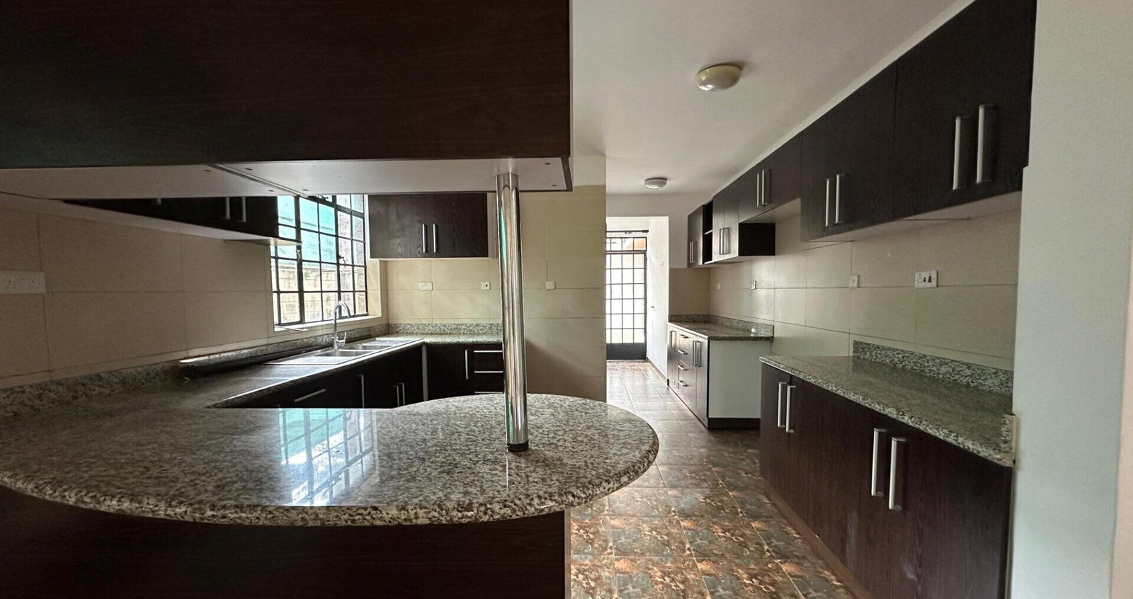 4BR Villa with Private Garden & DSQ - Lavington