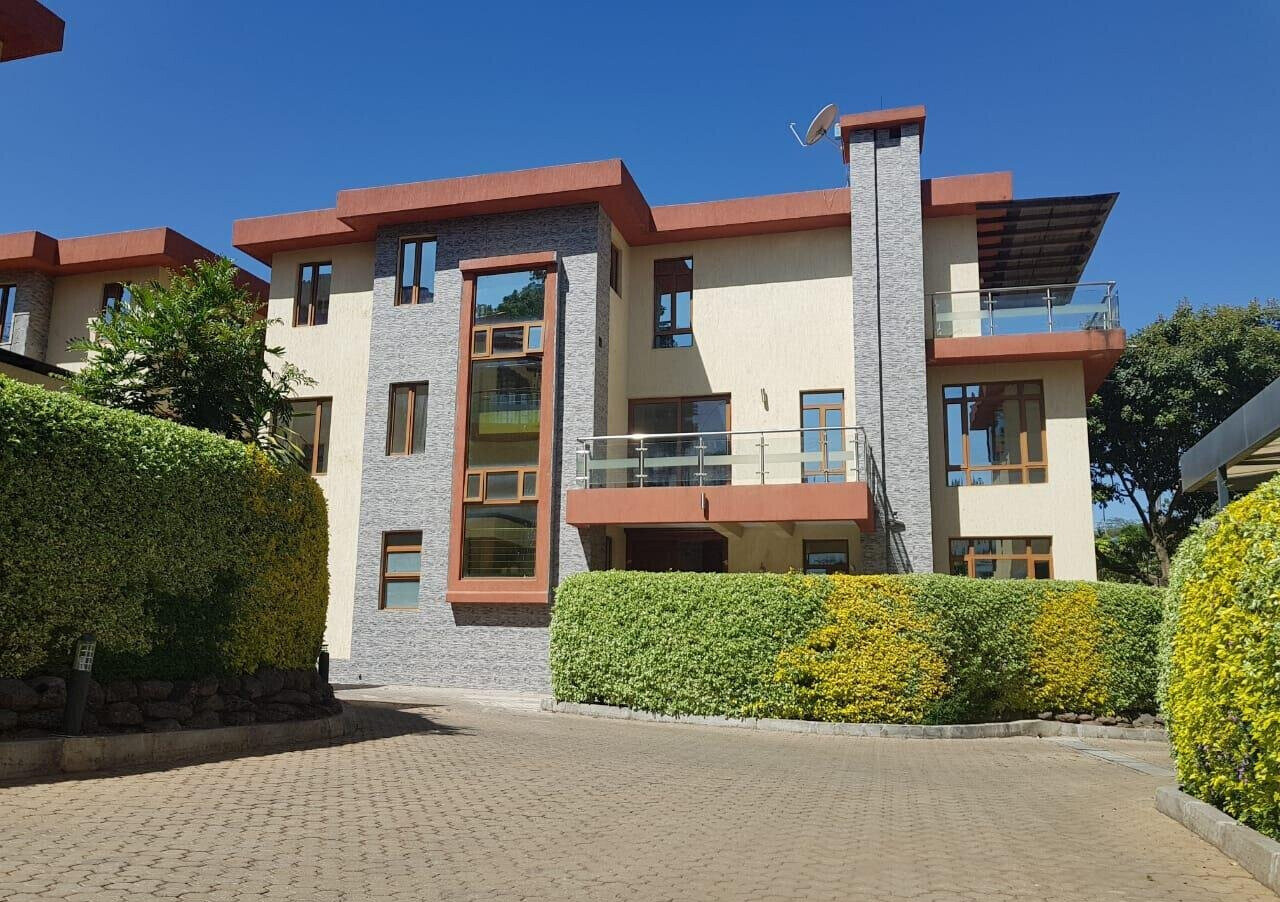 Spacious 5-Bed Townhouse with DSQ & Fitted Kitchen - Lavington