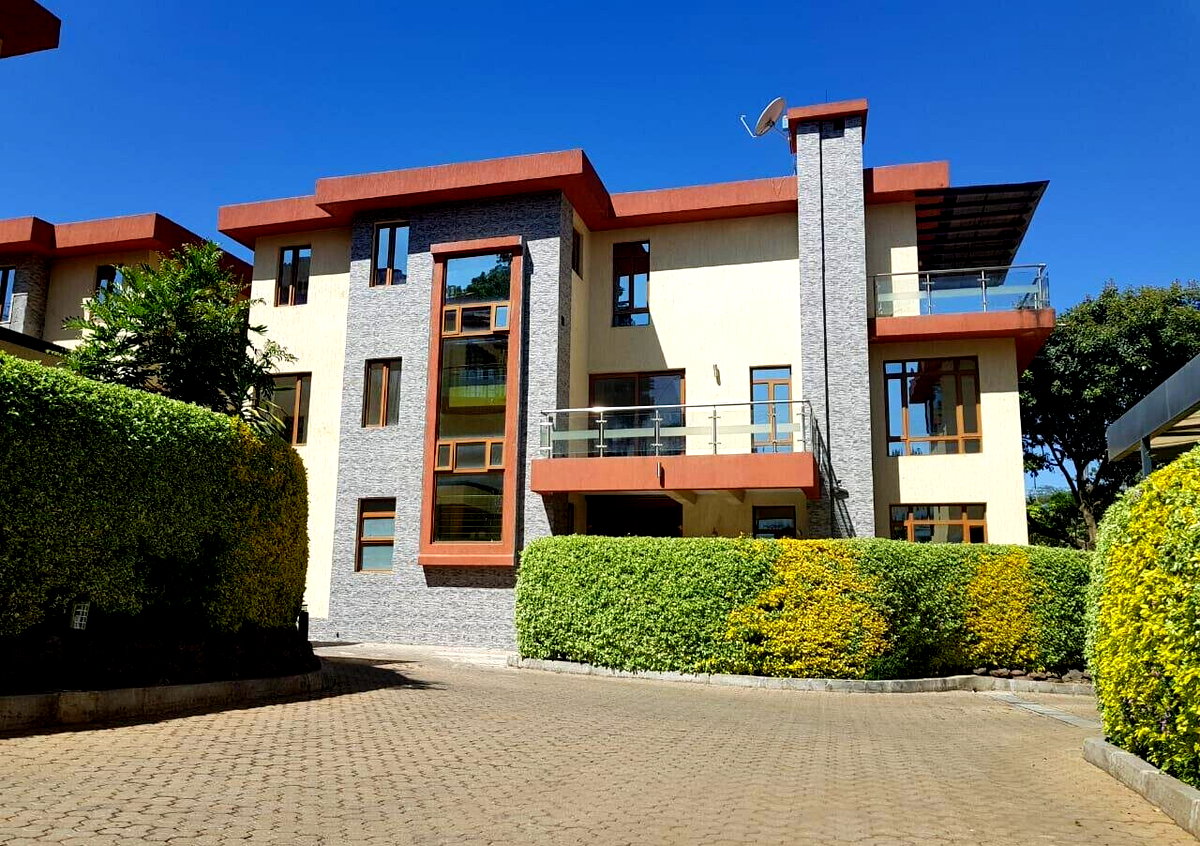 Spacious 5-Bed Townhouse with DSQ & Fitted Kitchen - Lavington
